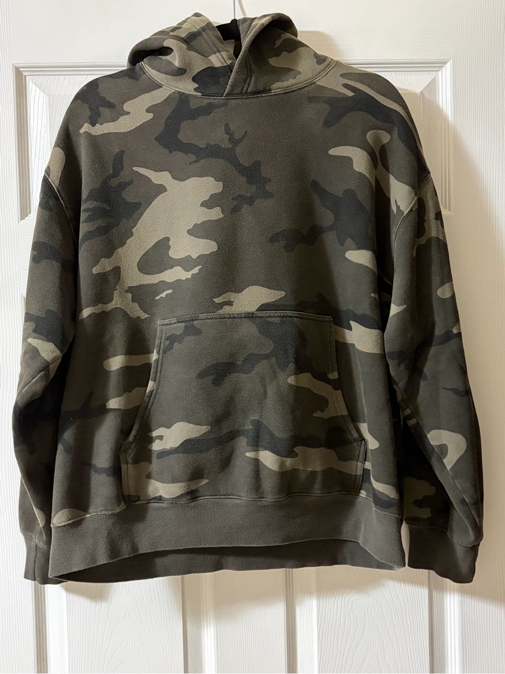 Aritzia TNA Women's Camo Crewneck Hoodie - Olive Green & Khaki
